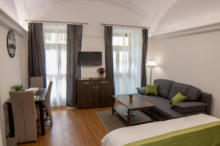 Others 2, Mecset Apartman, Eger