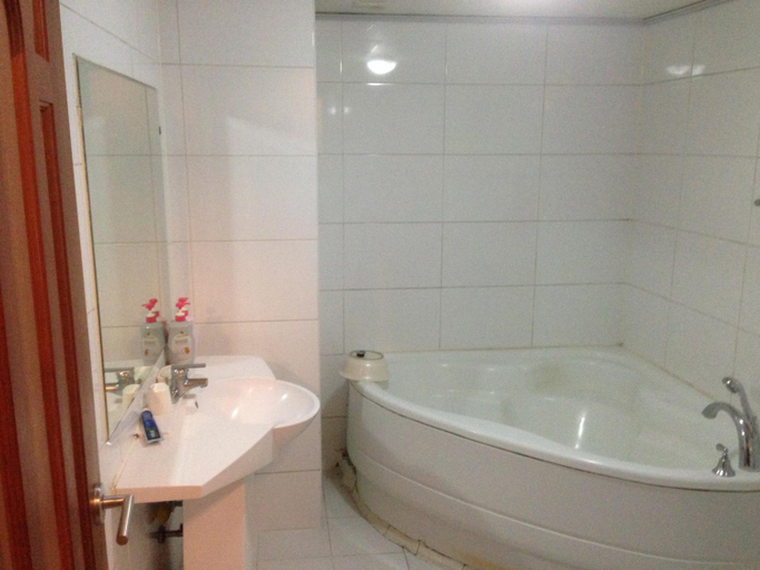 Bathroom 4, Goodstay Herotel, Buk