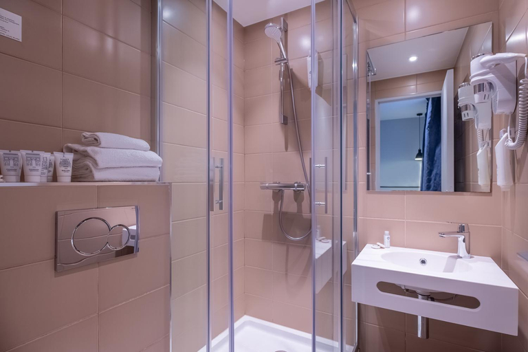 Bathroom 4, Hotel Lilas Blanc, Paris