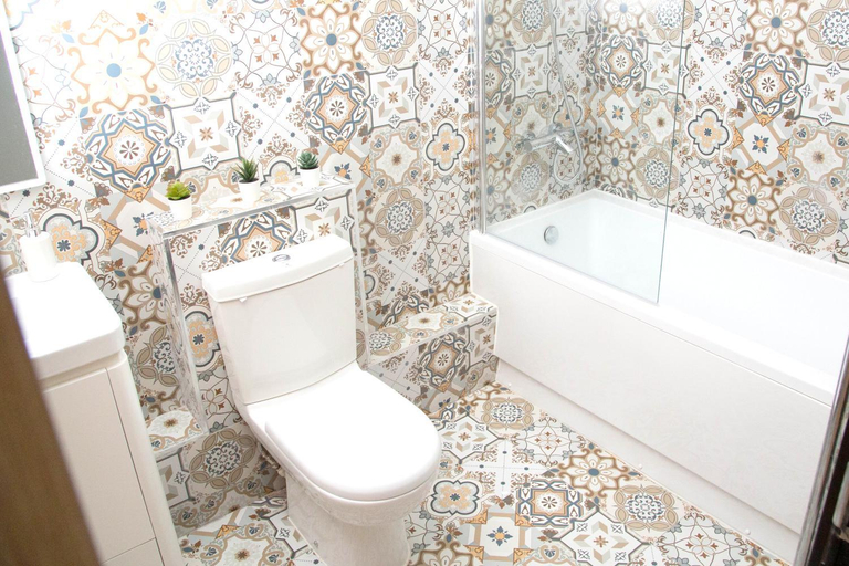 Bathroom 3, Old Trafford Apartments by BEVOLVE - Free Parking, Manchester