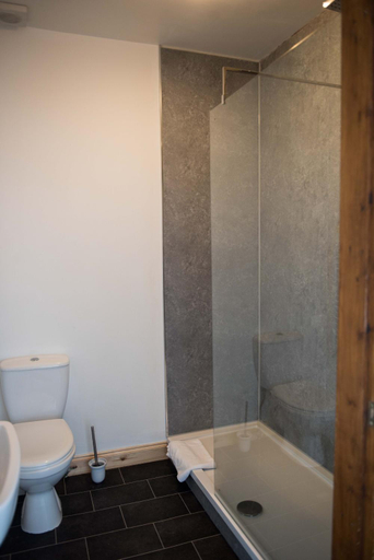 Bathroom 3, The George, North Lincolnshire