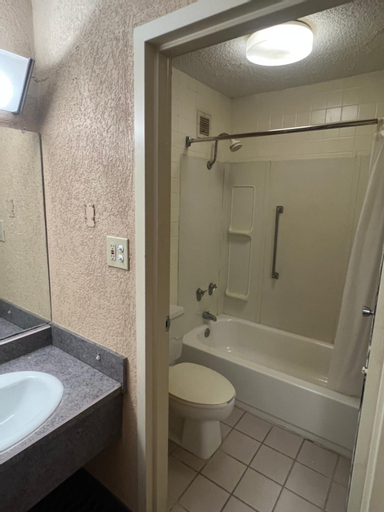 Bedroom 5, The Lodge Hotel and Banquets, Saint Louis