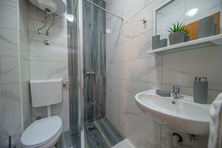 Bathroom, Green Pino Seaview Studios