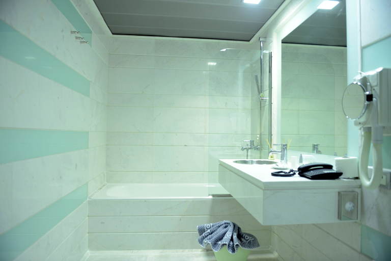 Bathroom 4, Dorian Inn, Sure Hotel Collection by Best Western, Attica