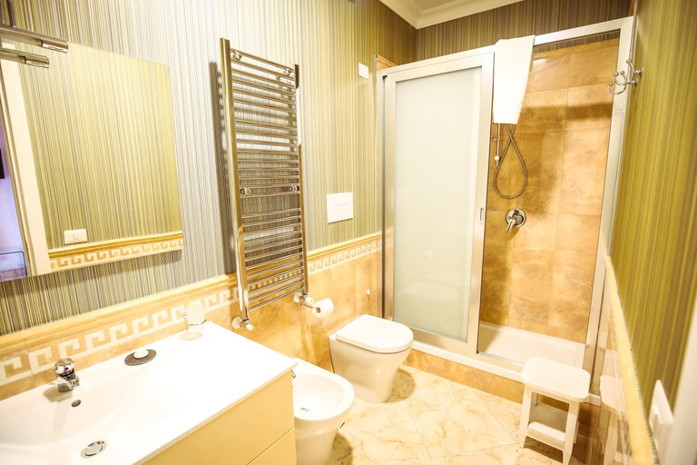 Bathroom 2, NapoliMia Hotel, Napoli
