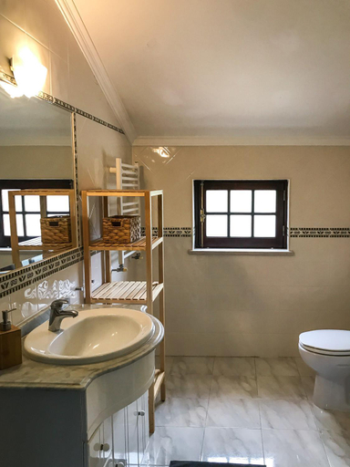 Bathroom 4, The Far End Surf House, Lourinhã