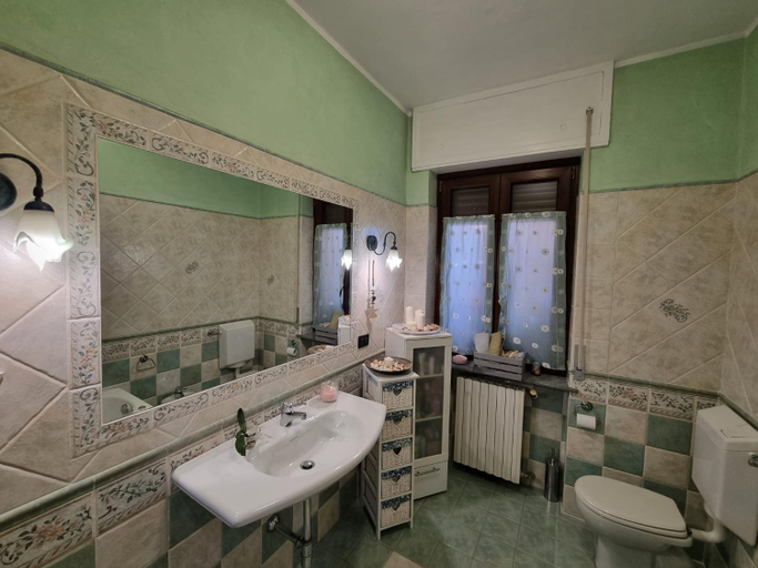 Bathroom 2, Elisabeth House, Torino