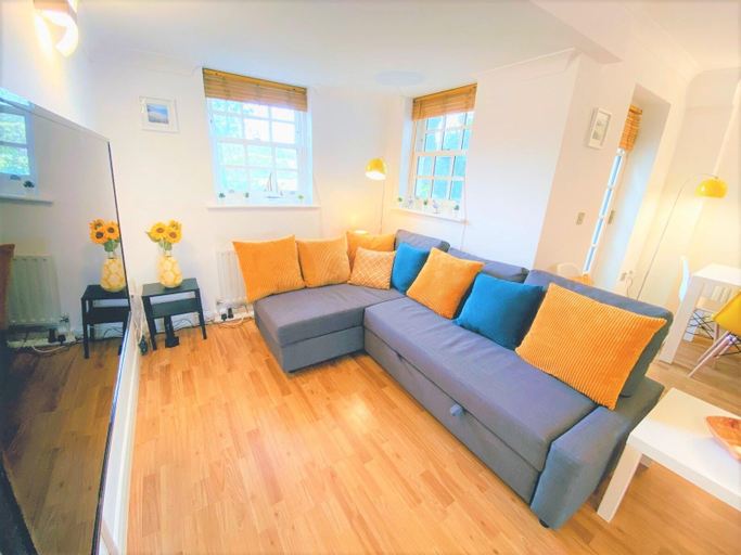 Others 3, Seaside Cottage with Parking, West Sussex