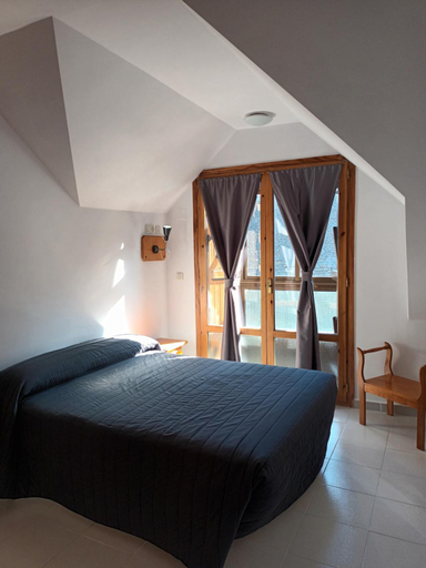 Bedroom 3, HOTEL FAMILIAR MAXIMINA, Huesca