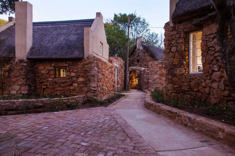 Exterior & Views
