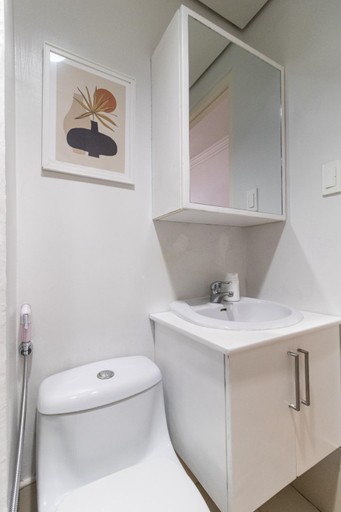 Bathroom, 7th floor Cebu IT Park studio walking distance to everything, Cebu City