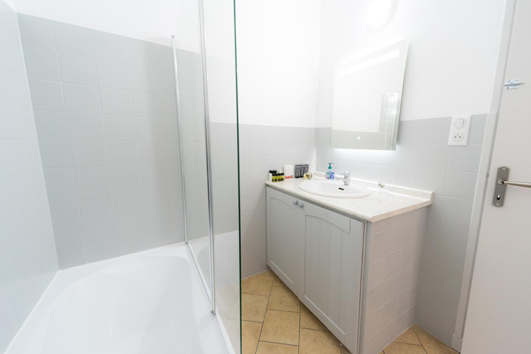 Bathroom 3, Ravissant Triplex et Duplex au Centre de Pont St Esprit, Gard