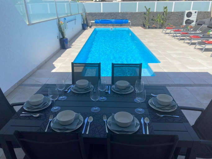 Facilities 3, Villa Ashdene - luxury modern villa with large heated pool wifi uk tv bar & BBQ, Las Palmas