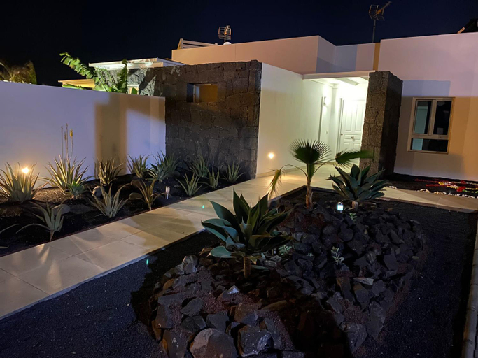 Garden, Villa Ashdene - luxury modern villa with large heated pool wifi uk tv bar & BBQ, Las Palmas