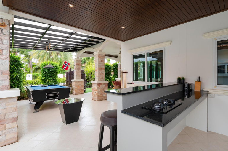Dining Room 10