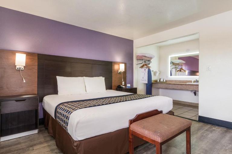 Bedroom 2, Rodeway Inn Near Downtown Monterey, Monterey