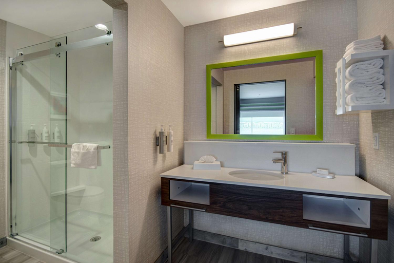 Bathroom 3, Hampton Inn & Suites Ontario Rancho Cucamonga, San Bernardino