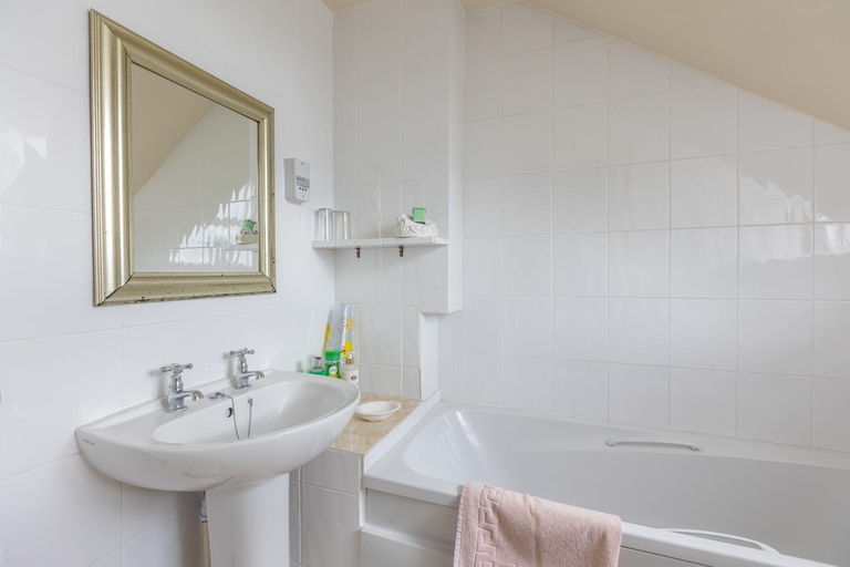 Bathroom 2, The Crossways Hotel, North Yorkshire