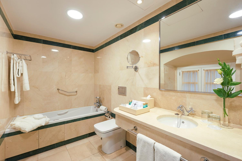 Bathroom 5, Las Casas de El Arenal, Sevilla