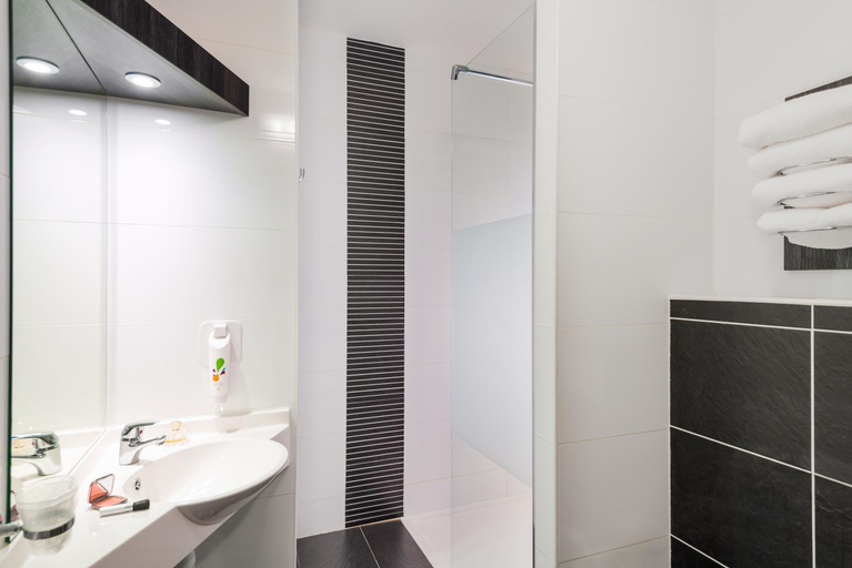 Bathroom 5, ibis Styles Rouen Val De Reuil, Eure