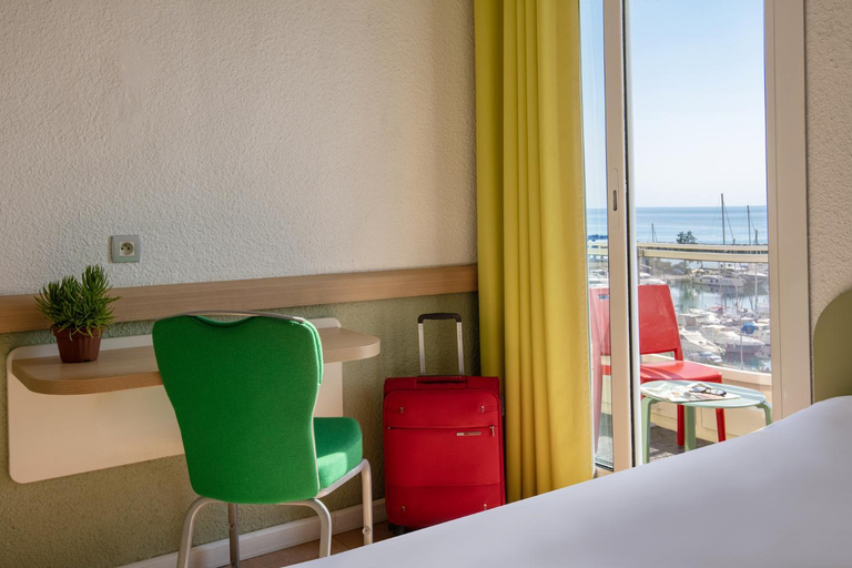 Bedroom 3, ibis budget Menton Bord de Mer, Alpes-Maritimes
