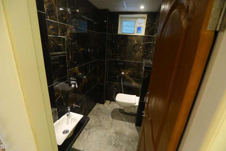 Bathroom, Hotel Samruddhi Airoli Comfort Stay, Thane