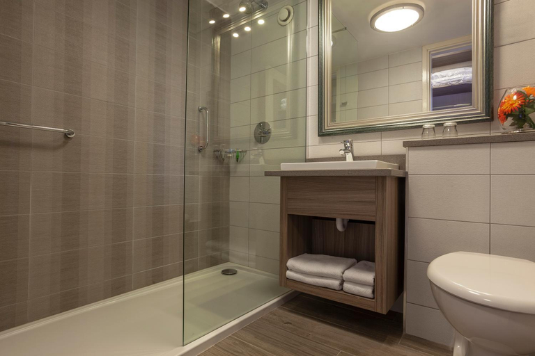 Bathroom 4, The Gleneagle Hotel & Apartments