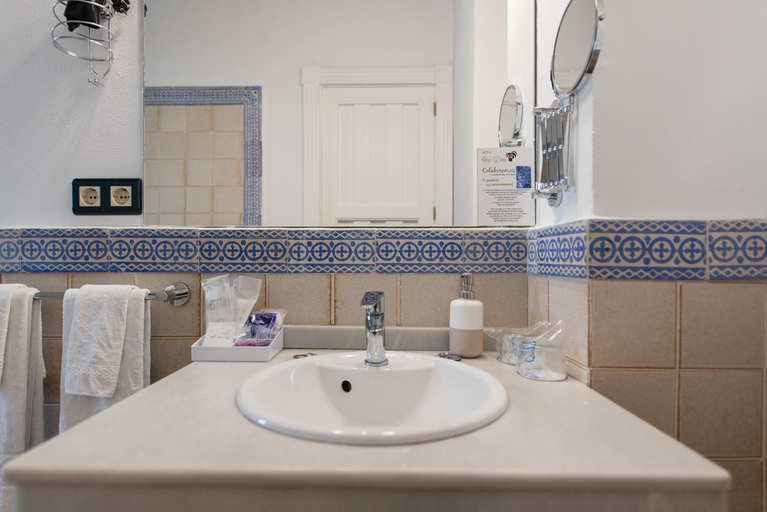 Bathroom 3, Hotel "Rosa de Oro", Granada