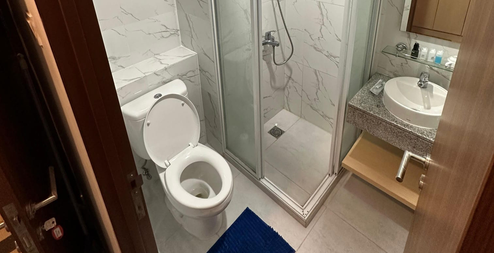 Bathroom, Apartemen Lagoon by Abel Stay Luxury, Bekasi