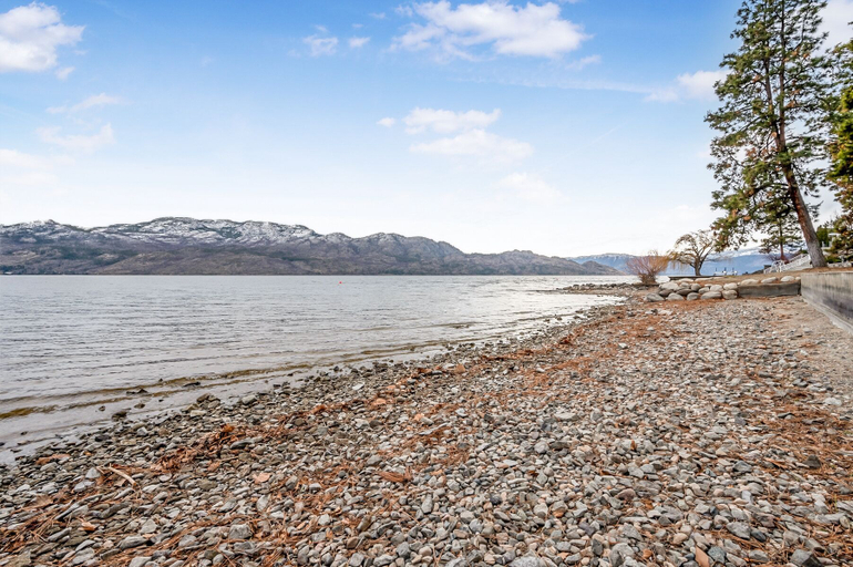 Others 5, Lakeside Condo w Large Outdoor Space, Central Okanagan