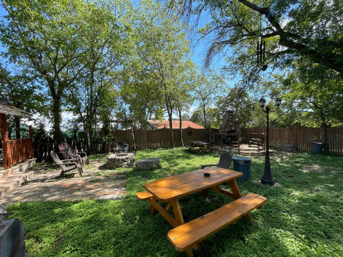 Others 5, Carriage Inn - Utopia Suite 4, Bandera