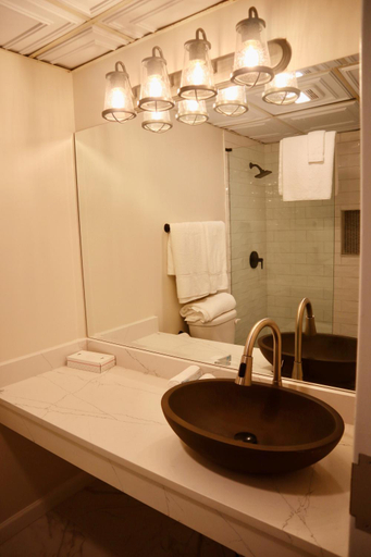 Bathroom 2, The Shore Club, Monmouth