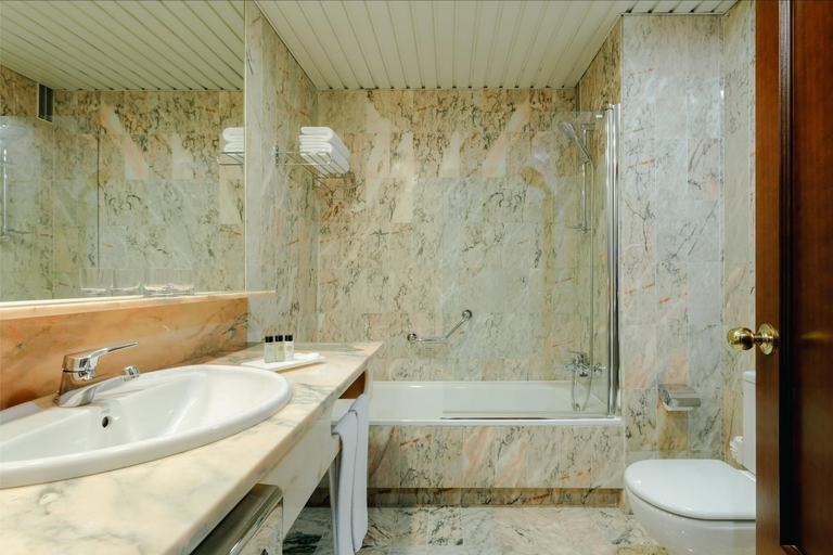 Bathroom 4, Hesperia Vigo, Pontevedra