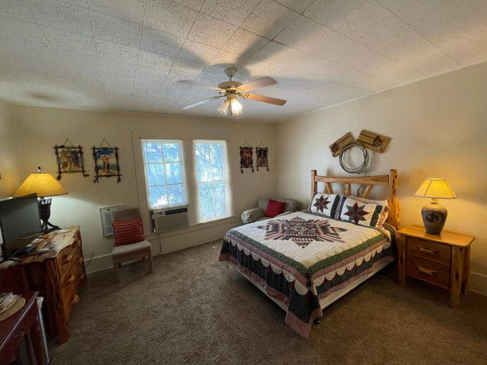 Others 2, Carriage Inn - Utopia Suite 4, Bandera