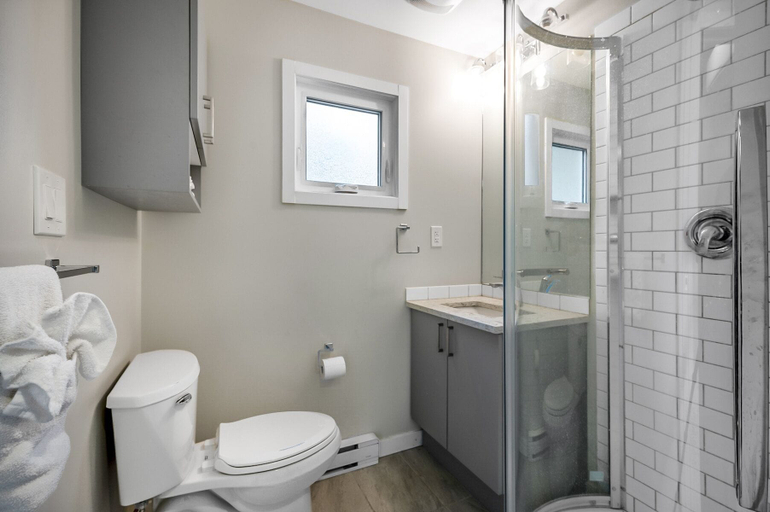 Bathroom, Family Friendly Cottage w Amazing View, Central Okanagan