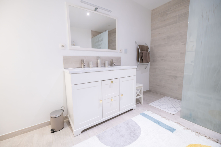 Bathroom, La Parenthèse, Hainaut