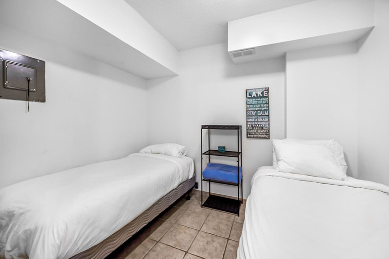 Bedroom 5, Spacious Lakefront Condo w Amazing View, Central Okanagan