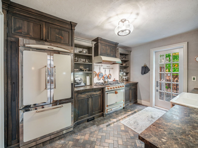 Food & Drinks, Charming 3 Bedroom House in North York, Toronto