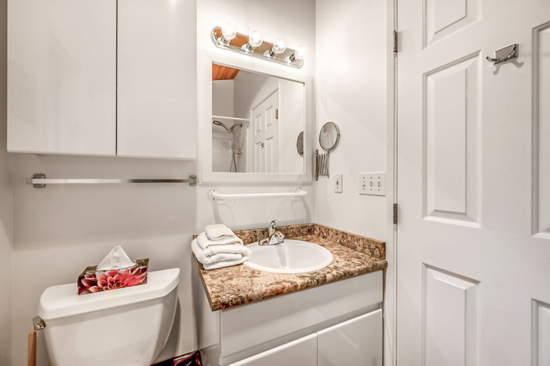 Bathroom 3, Beautiful Cozy Cabin on Lake Okanagan, Central Okanagan