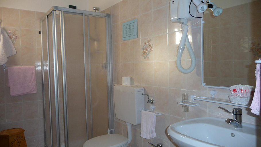 Bathroom 2, Albergo Nuoitas, Udine