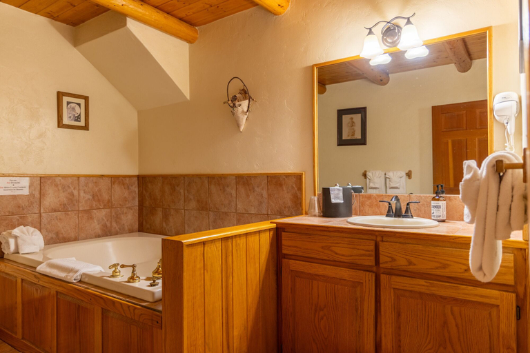 Bathroom 3, The Lindsay Lodge & Restaurant, Jackson