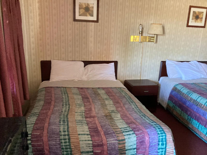Bedroom 2, Beaver Falls Motel, Beaver