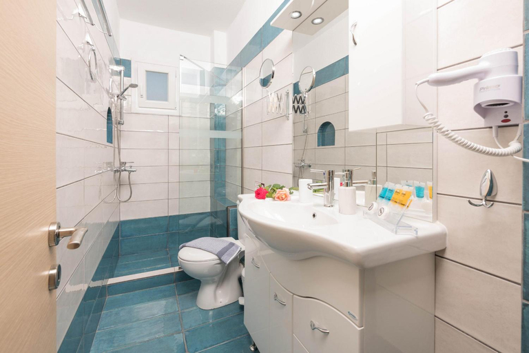 Bathroom 5, Stratos Deluxe Apartments, East Macedonia and Thrace