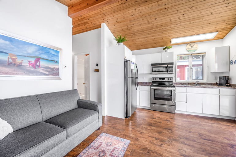 Others 5, Beautiful Cozy Cabin on Lake Okanagan, Central Okanagan