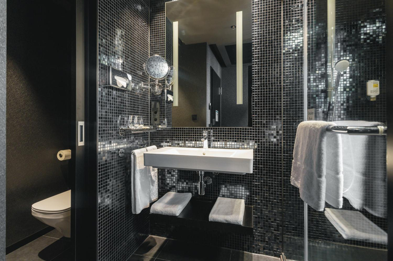 Bathroom 4, Riu Plaza Berlin, Berlin