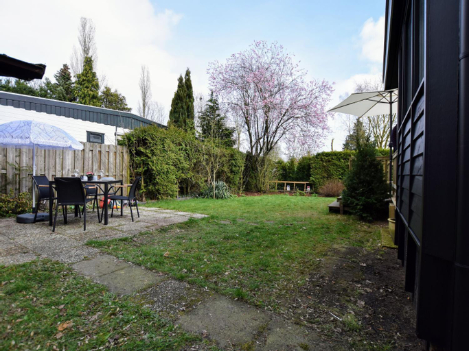 Tasteful chalet with veranda in the Veluwe, Barneveld