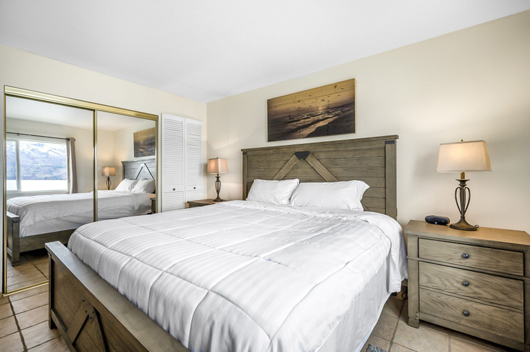 Bedroom 4, Spacious Lakefront Condo w Amazing View, Central Okanagan