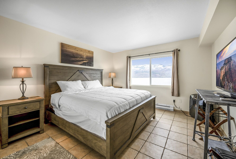 Bedroom 3, Spacious Lakefront Condo w Amazing View, Central Okanagan