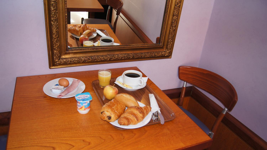 Food & Drinks 5, Hotel De La Rade, Finistère