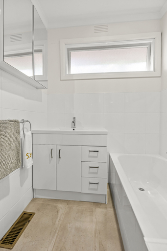 Bathroom 3, StayAU 2BRM Beach Family House Hampton, Melbourne